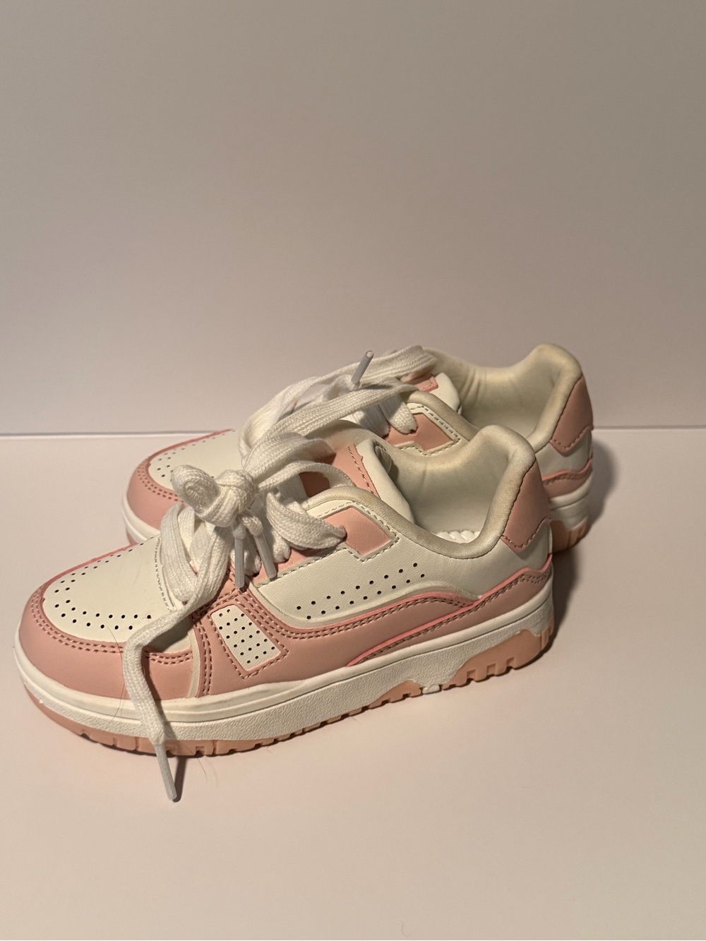 Link Kids Low-Top Sneakers in White and Pink